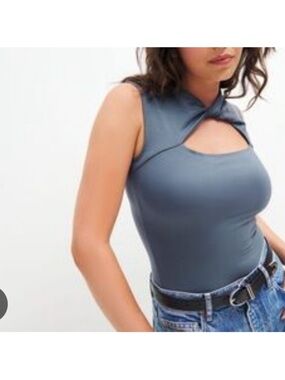 REFORMATION | Twist Front Peekaboo Top READ DESCRIPTION